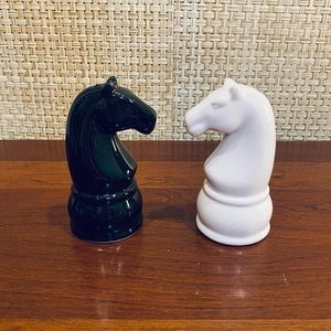 🌟HP🌟Set Black & White Glazed Ceramic Chess Pieces Knight Salt & Pepper Shakers